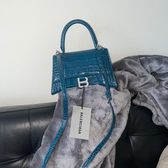 Leather
Magnetic closure
Made in Italy
Size
Width:9"
Height: 5.5"
Strap Drop:21” - Picture 3 of 3